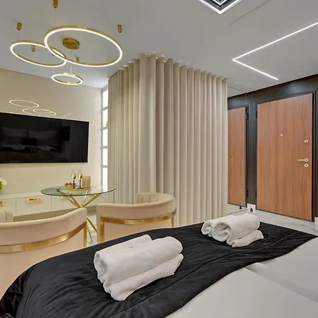 Romantic With Bathtub By Downtown Gdansk