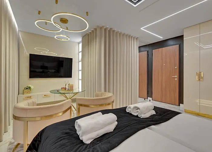 Romantic With Bathtub By Downtown Gdańsk