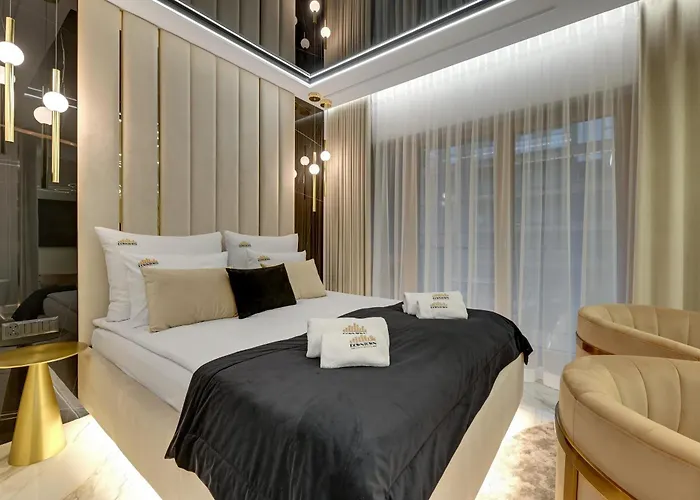 Апартаменты Romantic With Bathtub By Downtown